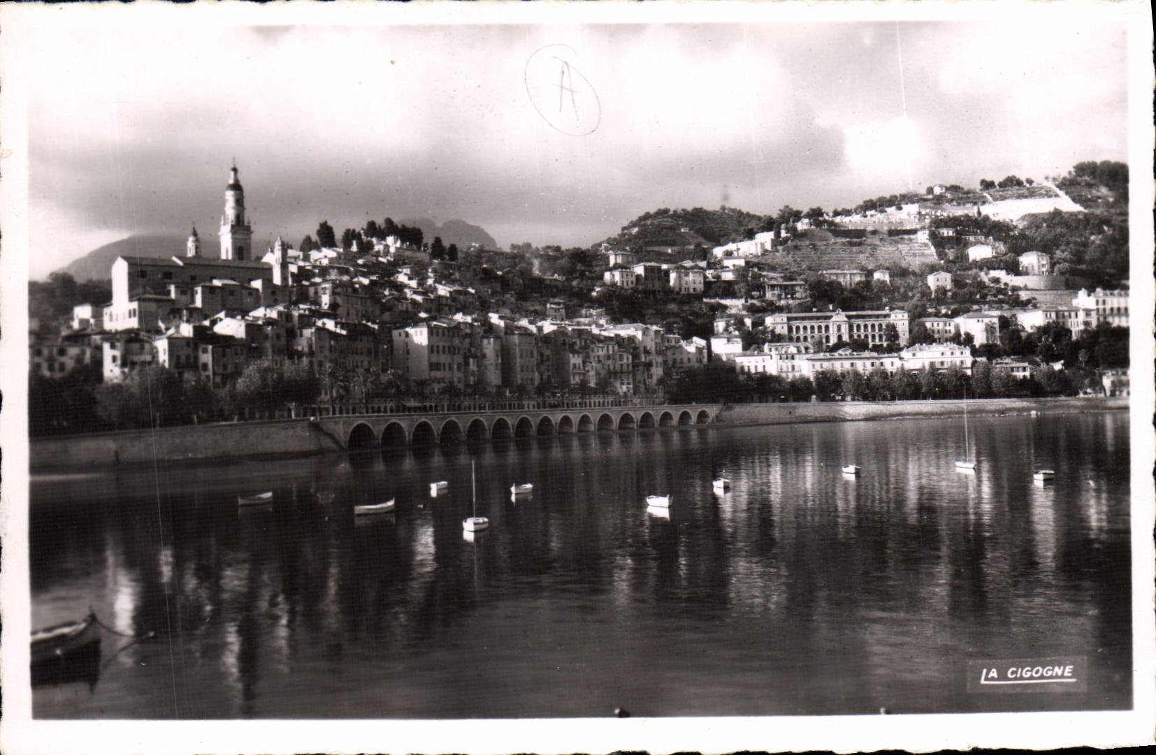 CPA La Cigogne Menton La vieille ville vue prise du Port