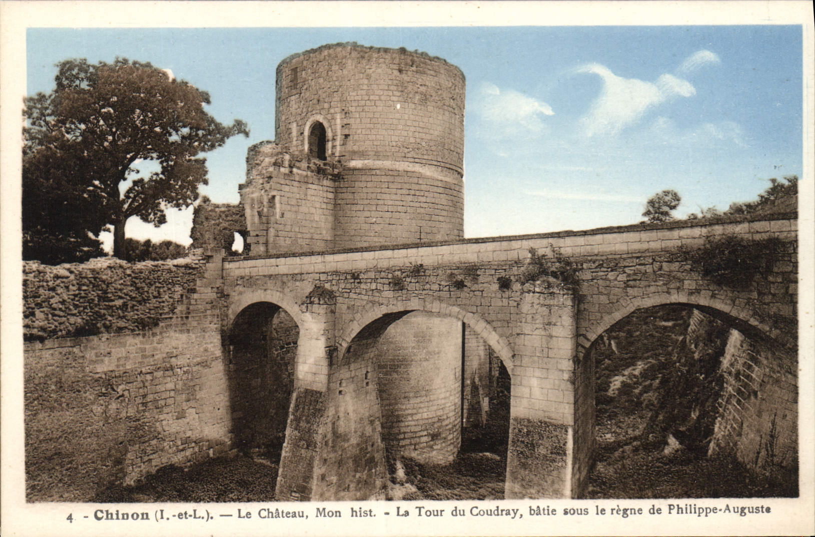 CPA Chinon L et l Le Chateau Mon hist La Tour du Coudray battle sous le regne de Philippe Auguste
