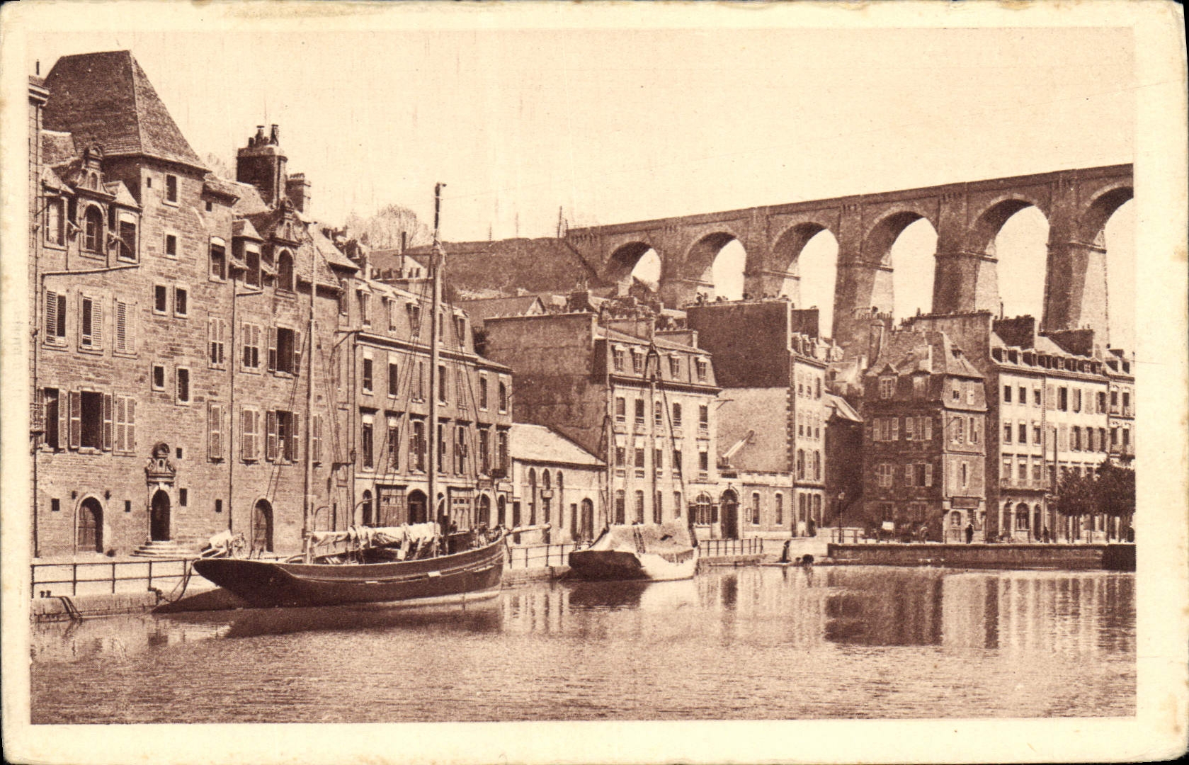 CPA Morlaix Maison du XVI siecle Sur le Quai de Treguier Bateau