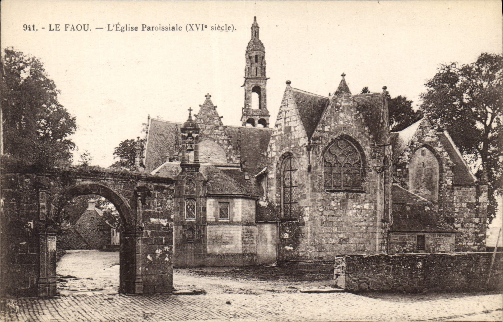 CPA Le Faou L'Eglise Paroissiale 