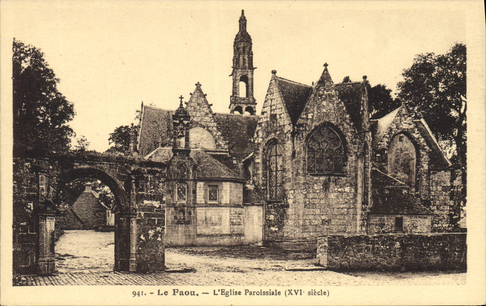 CPA Le Faou L'Eglise Paroissiale 