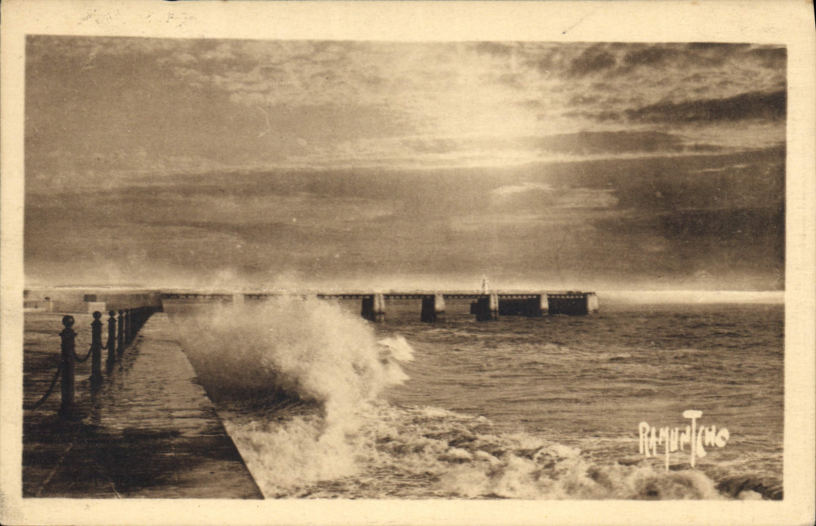 CPA Royan Nouvelle Jetee 