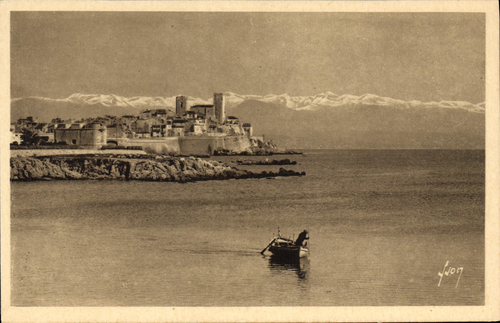 CPA Antibes Alpes Maritimes La Vieille et la chaine des Alpes