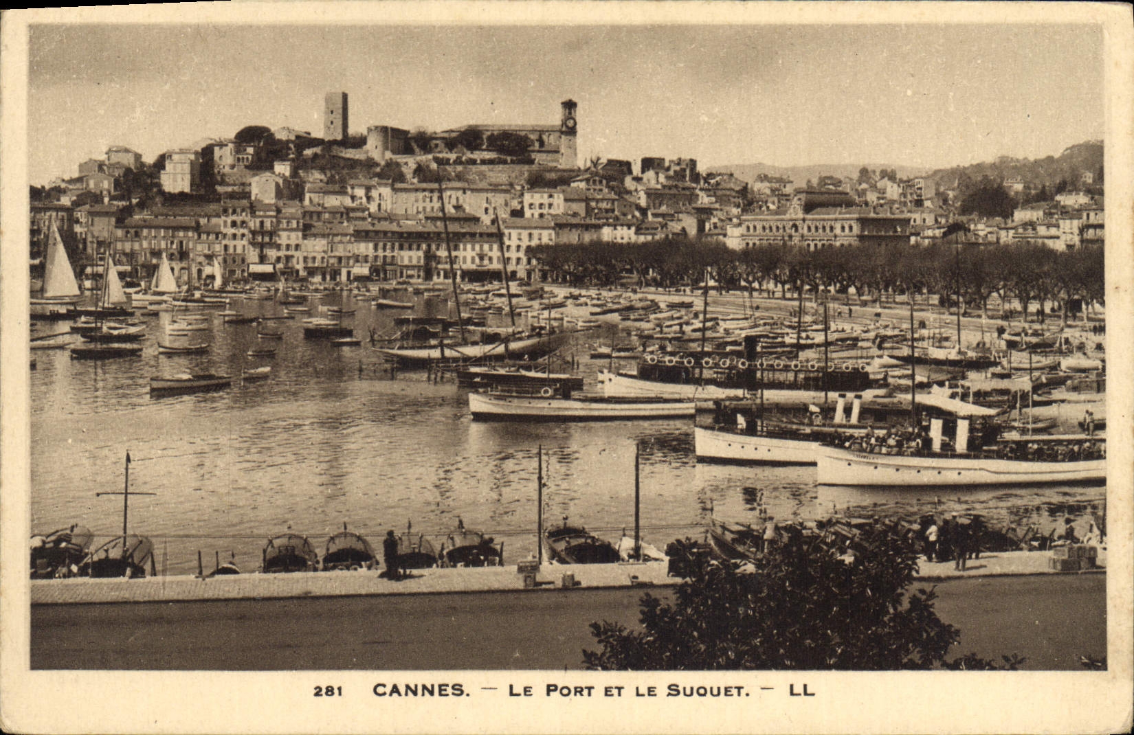 CPA Cannes Le Port et le Suquet Bateaux