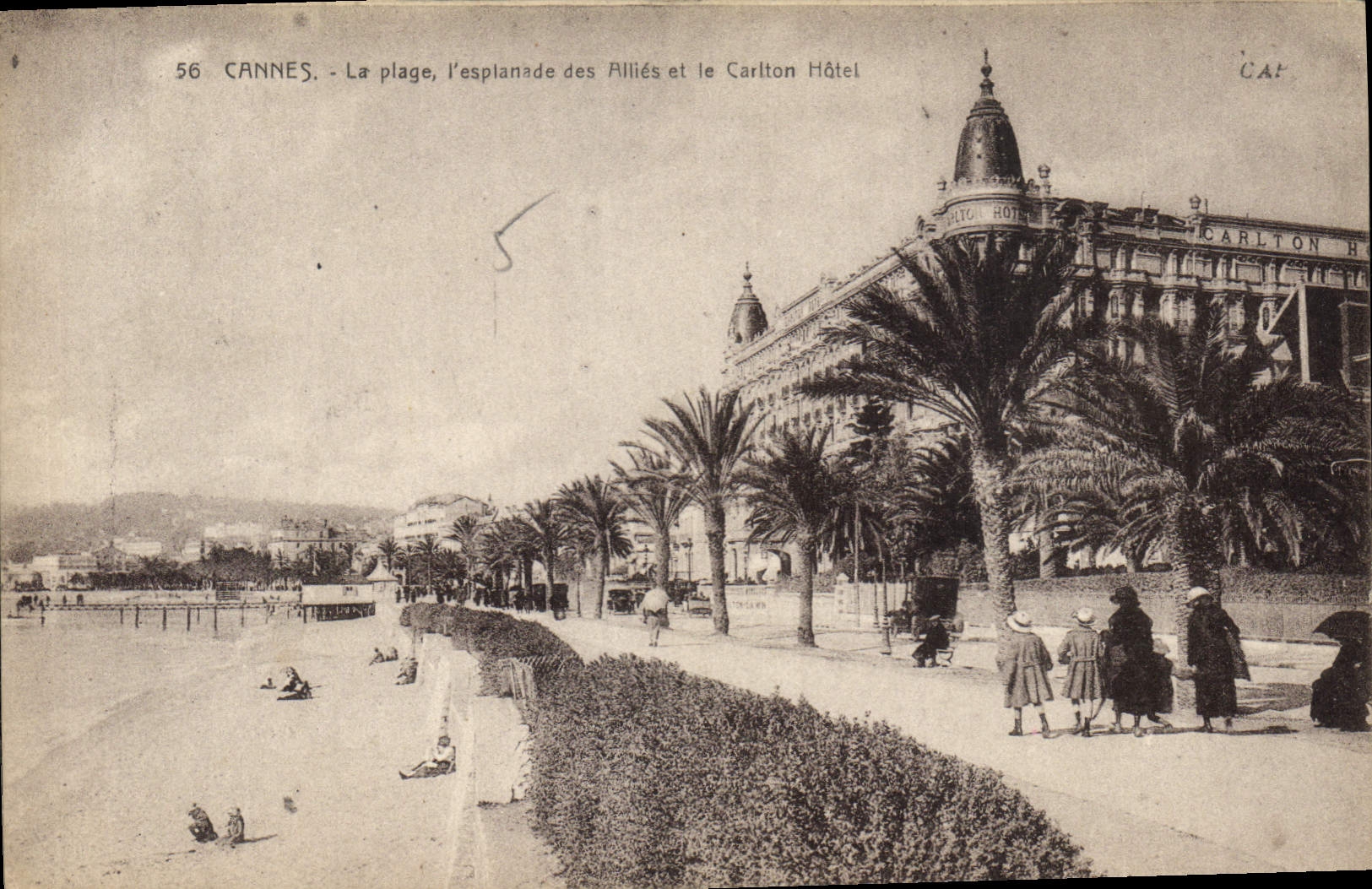 CPA Cannes La plage l'esplanade des Allies et le Carlton Hotel 