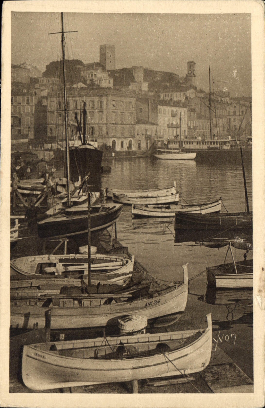 CPA Cannes Le Port et le Mont Chevalier Bateaux