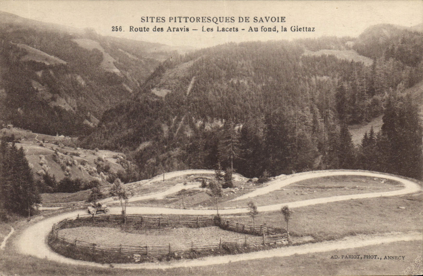 CPA Sites Pittoresque de Savoie Route des Aravis Les Lacets Au fond la Giettaz 