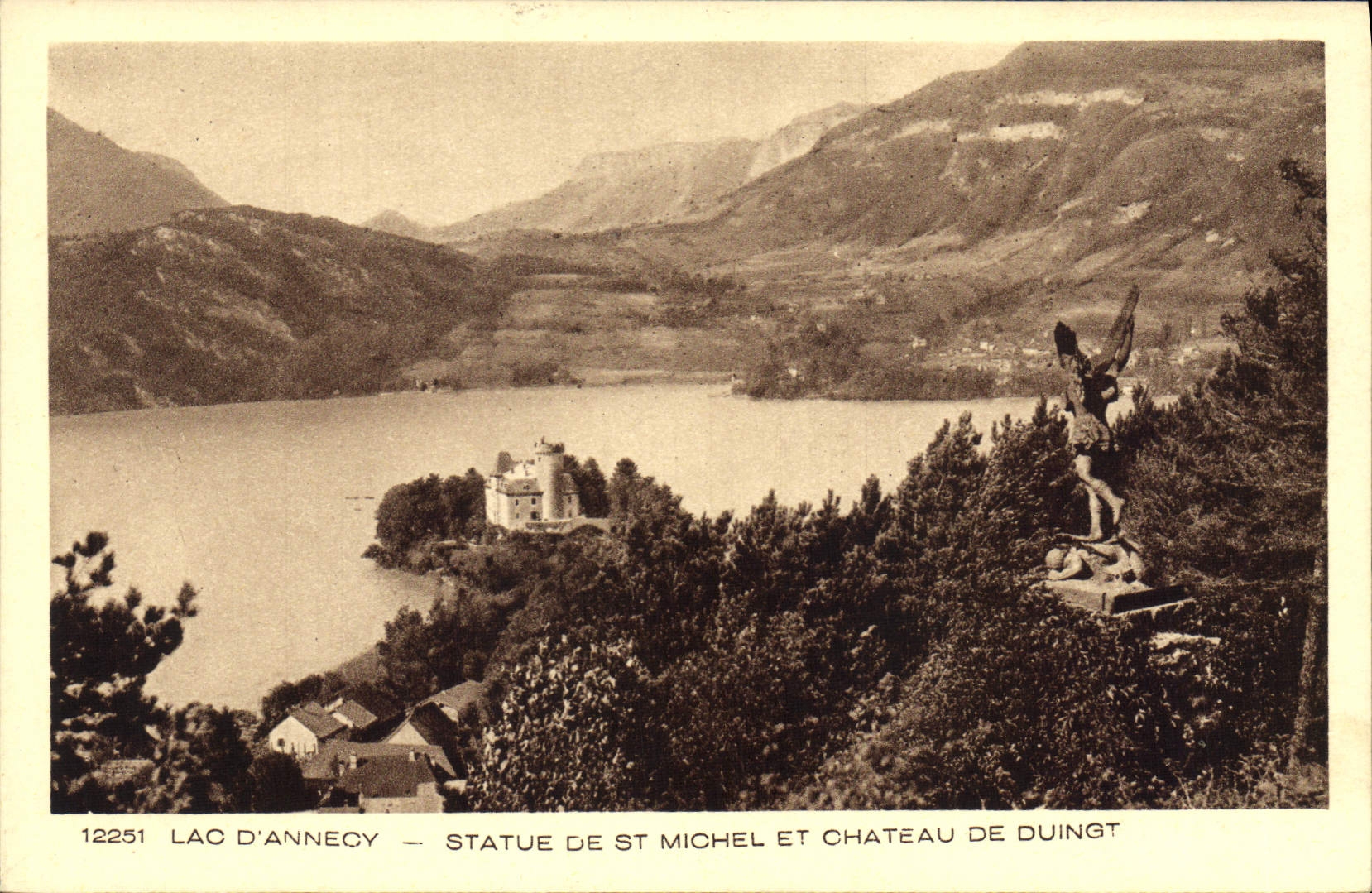 CPA Lac d'Annecy Statue de St Michel et Chateau de Duingt 