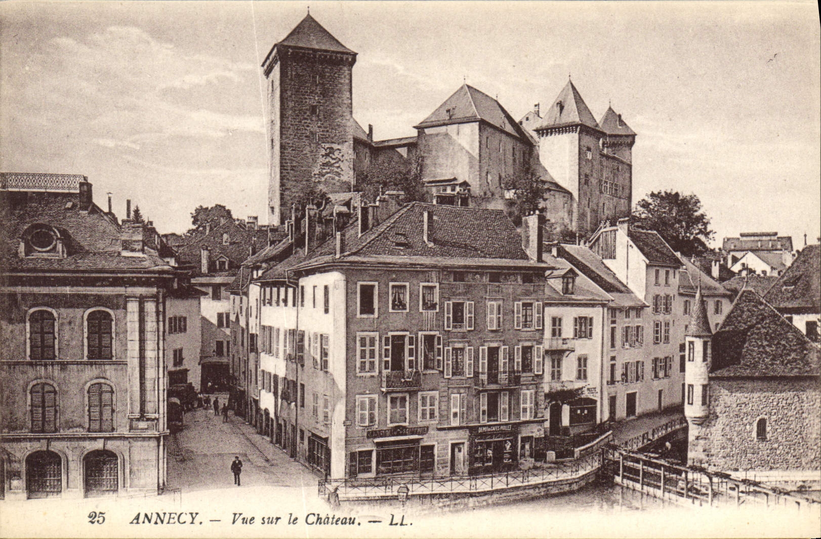 CPA Annecy Vue sur le Chateau 