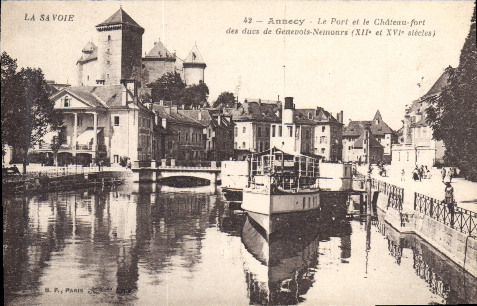 CPA La Savoie Annecy Le Port et le Chateau fort des ducs de Genevois Nemours Bateau