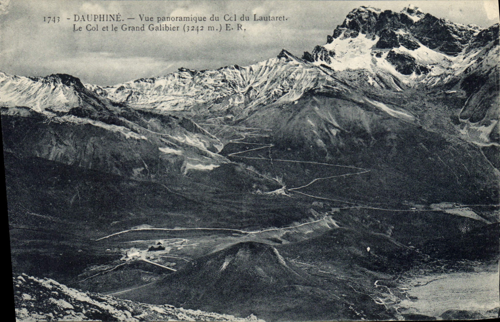 CPA Dauphine Vue panoramique du Col du Lautaret Le Col et le Grand Galibier 