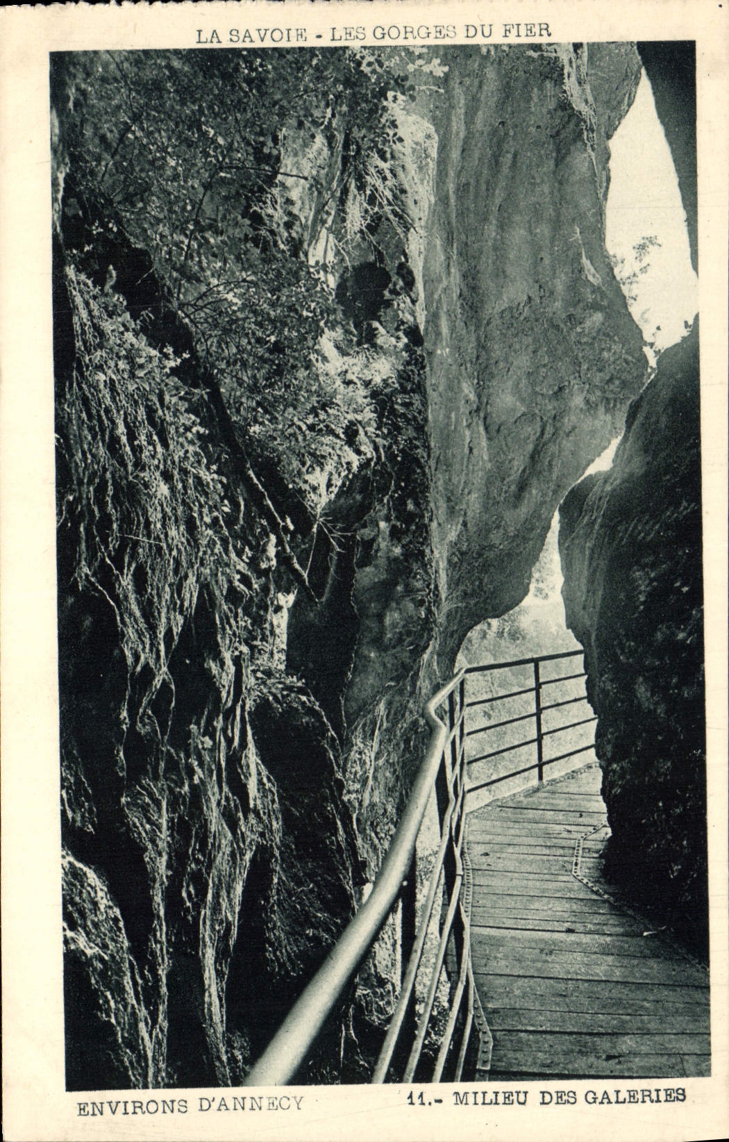 CPA La Savoie Les Gorges du Fier Environs d'Annecy Milieu des Galeries