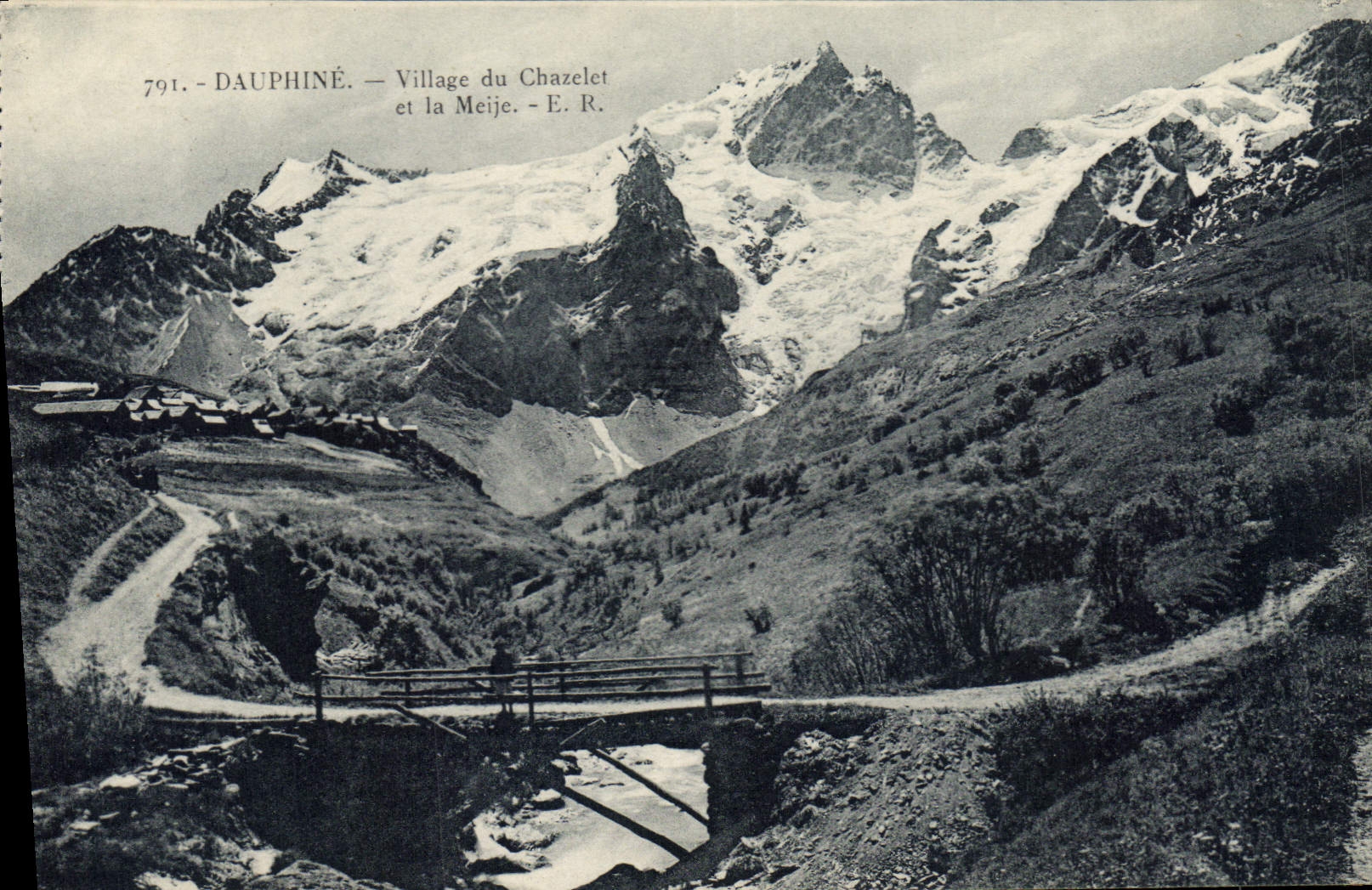 CPA Dauphine Village du Chazelet et la Meije