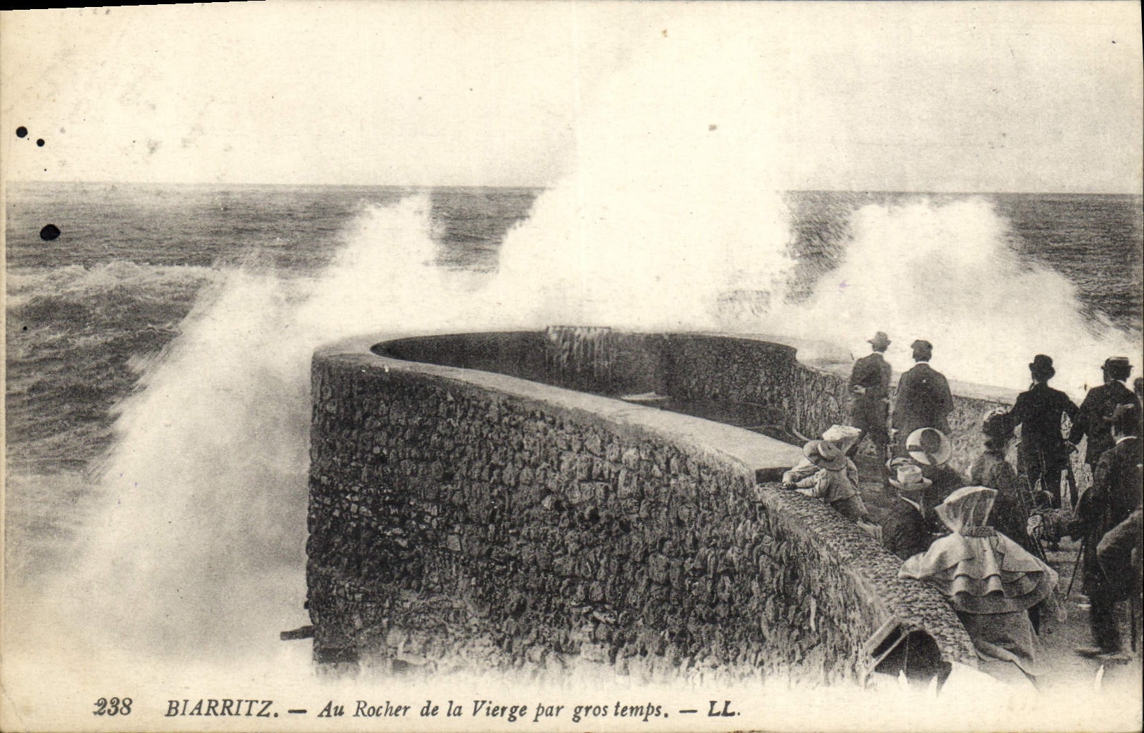 CPA Biarritz Au Rocher de la Vierge par gros temps 