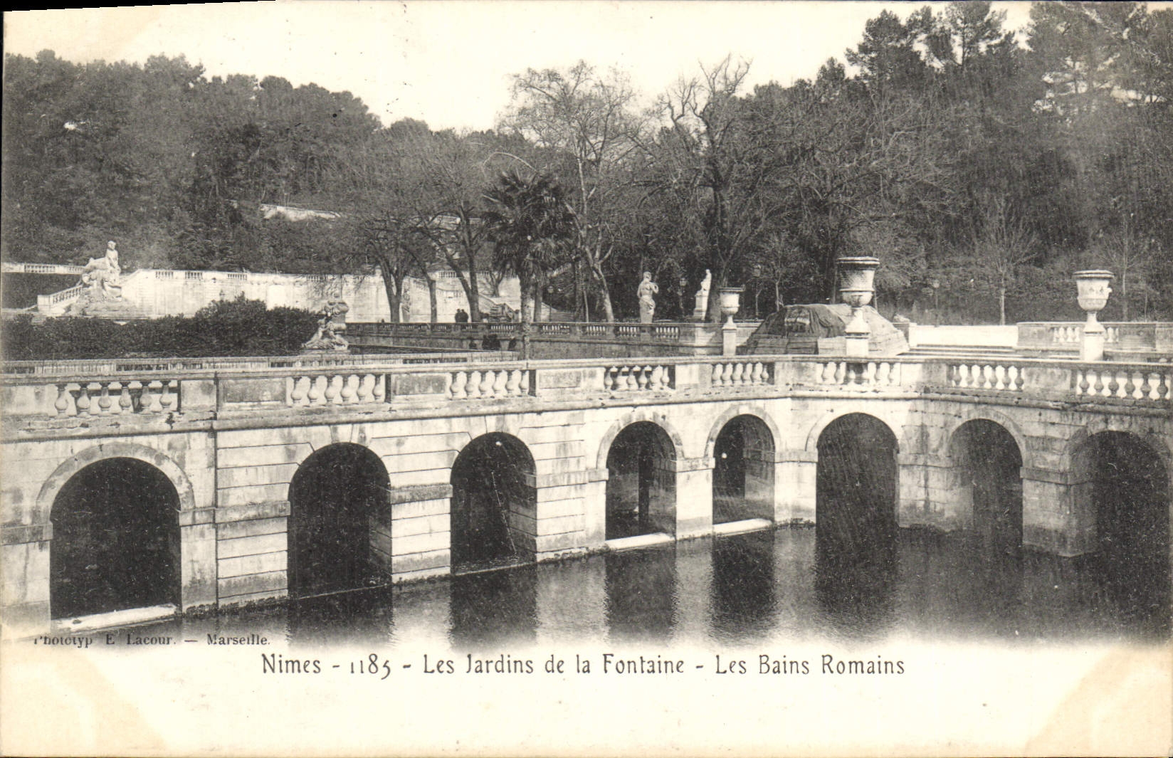 CPA Nimes Les Jardins de la Fontaine Les Bains Romains 