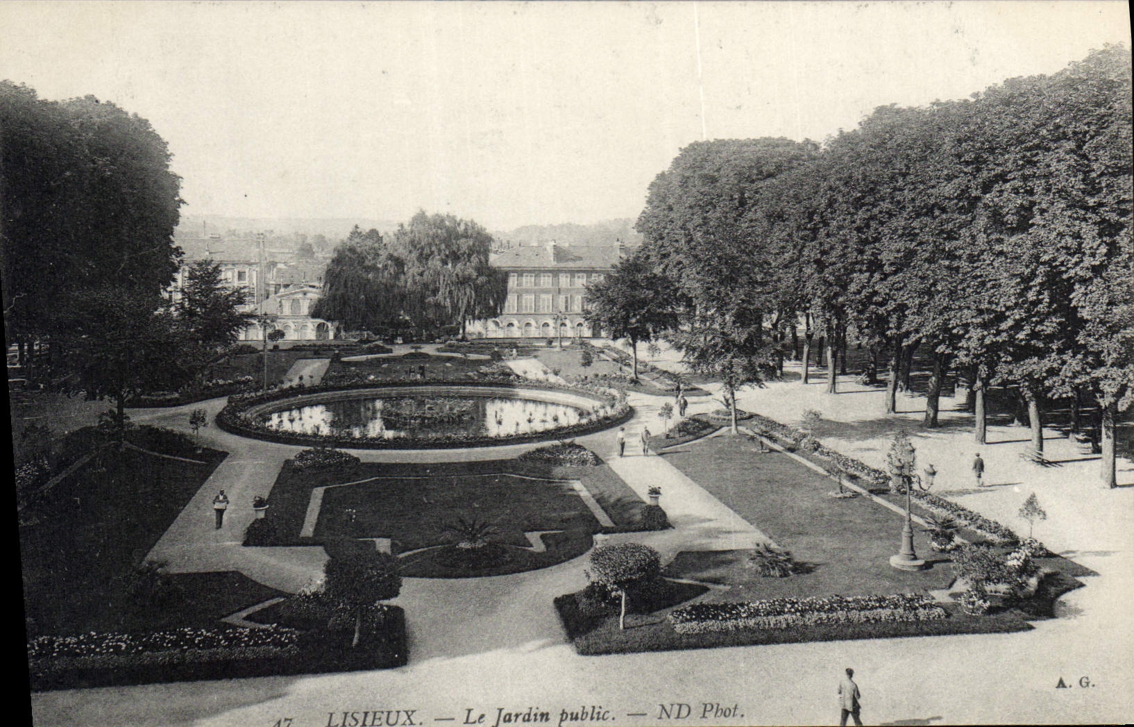 CPA Lisieux Le Jardin public 