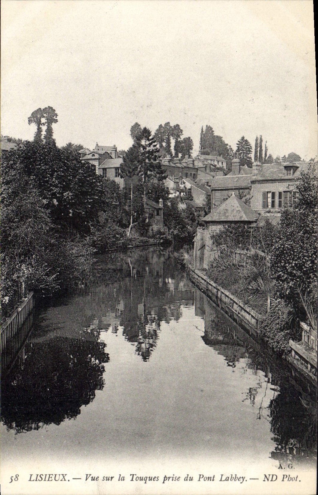 CPA Lisieux Vue sur la Touques prise du Pont Labbey