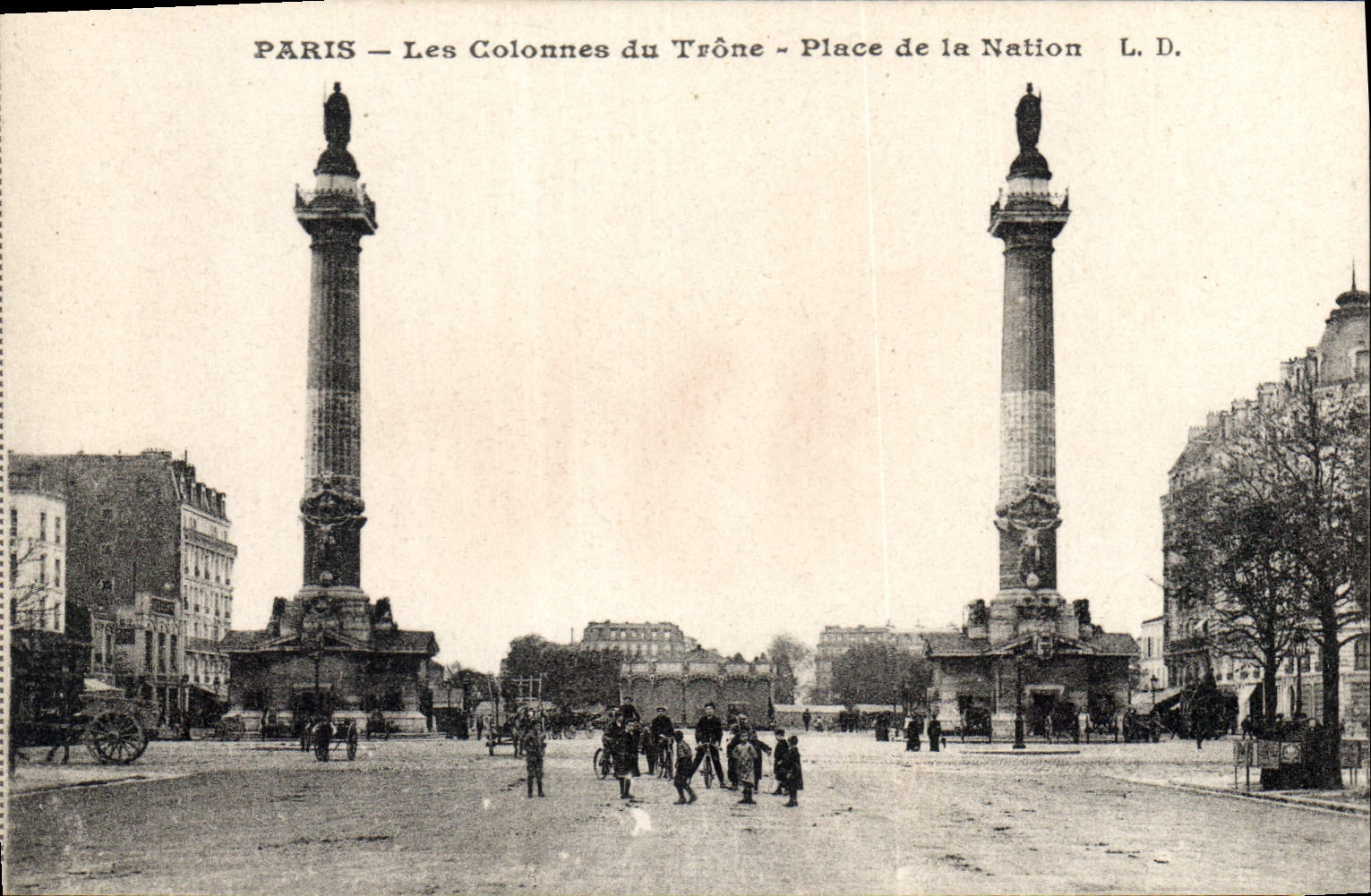 CPA Paris Les Colonnes du Trone 