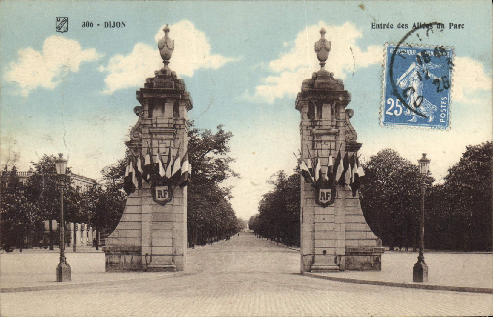 CPA Dijon Entree des Allees un Parc 