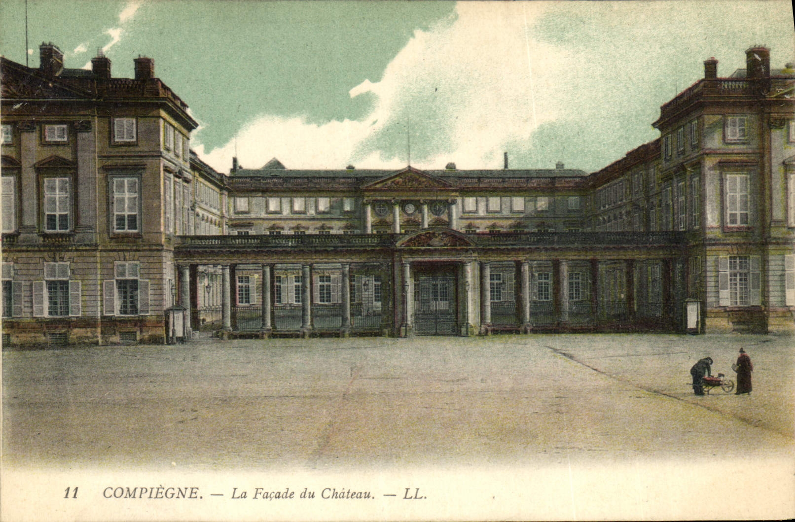 CPA Compiegne La Facade du Chateau 