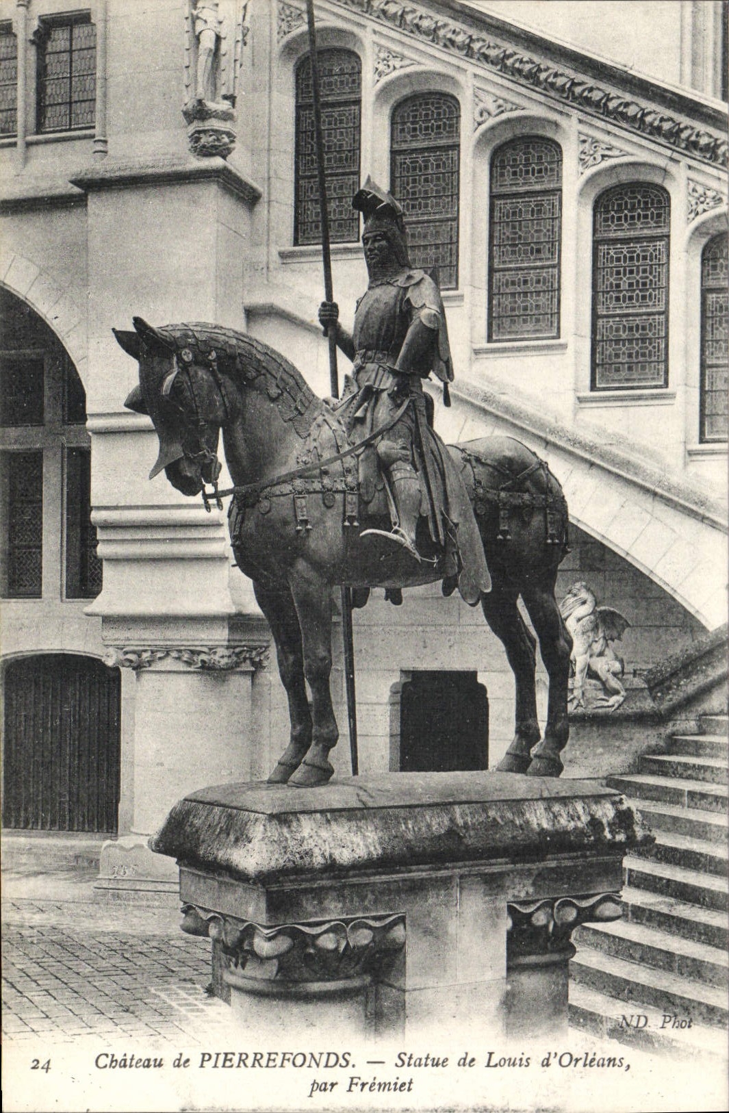 CPA Chateau de Pierrefonds Statue de Louis d'Orleans par Fremiet 