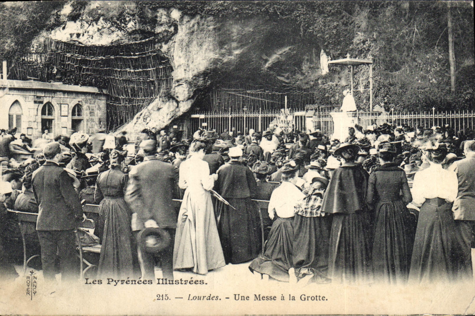 CPA Les Pyrenees Illustrees Lourdes Une Messe a la Grotte 