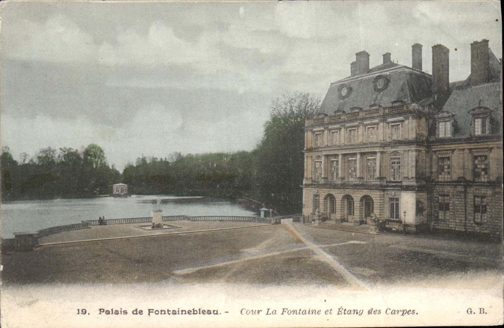CPA Palais de Fontainebleau Cour la Fontaine et Etang des Carpes