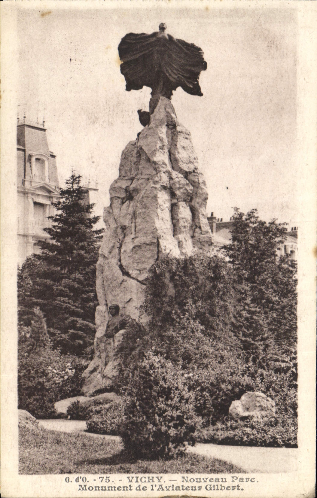 CPA Vichy Nouveau Parc Monument de l'Aviateur Gilbert 