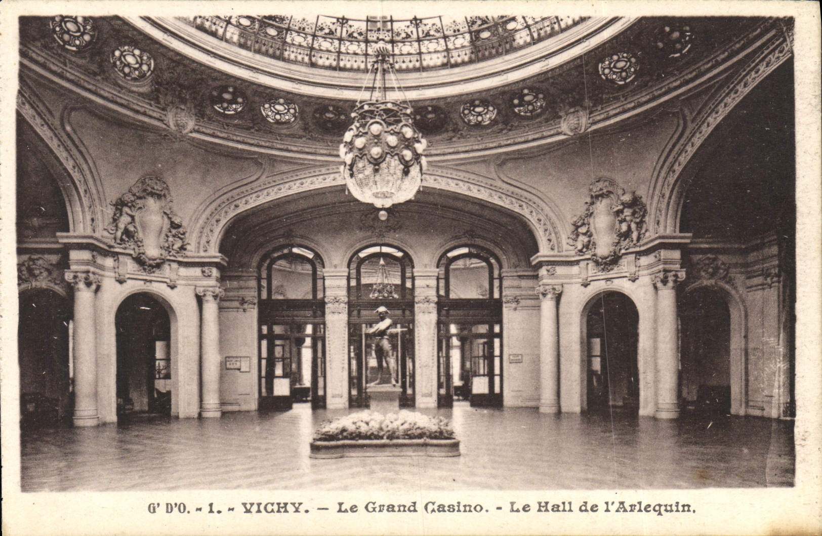 CPA Vichy Le Grand Casino Le Hall de l'Arlequin 