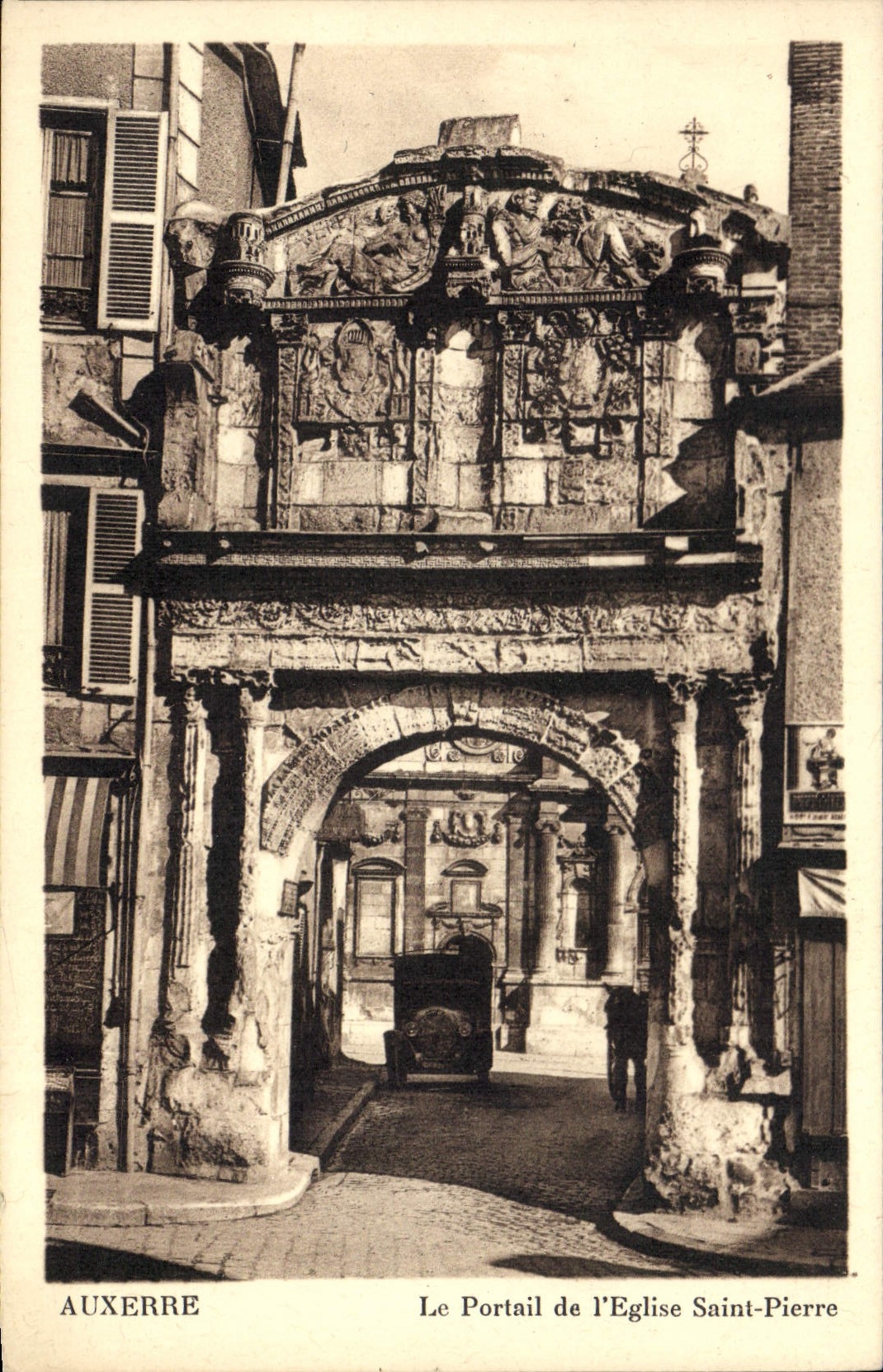 CPA Auxerre Le Portail de l'Eglise Saint Pierre 
