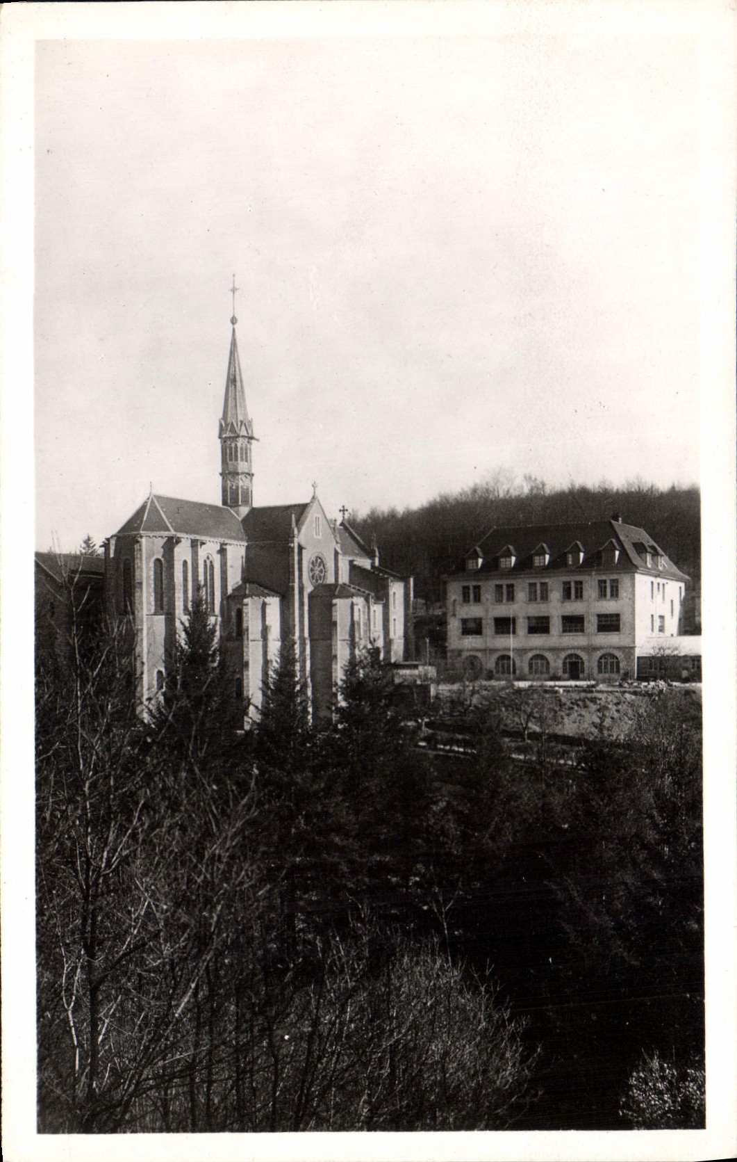CPA Abbaye de la Pierre Qui Vire L'Eglise et l'Ecole 