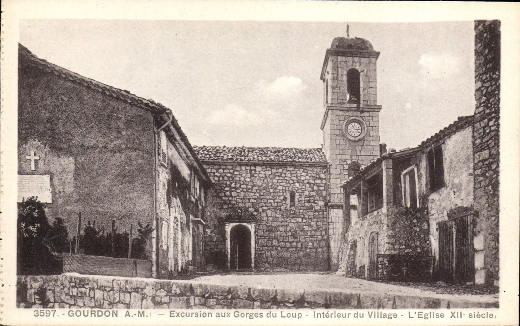 CPA Gourdon A M Excursion aux Gorges du Loup Interieur du Village L'Eglise