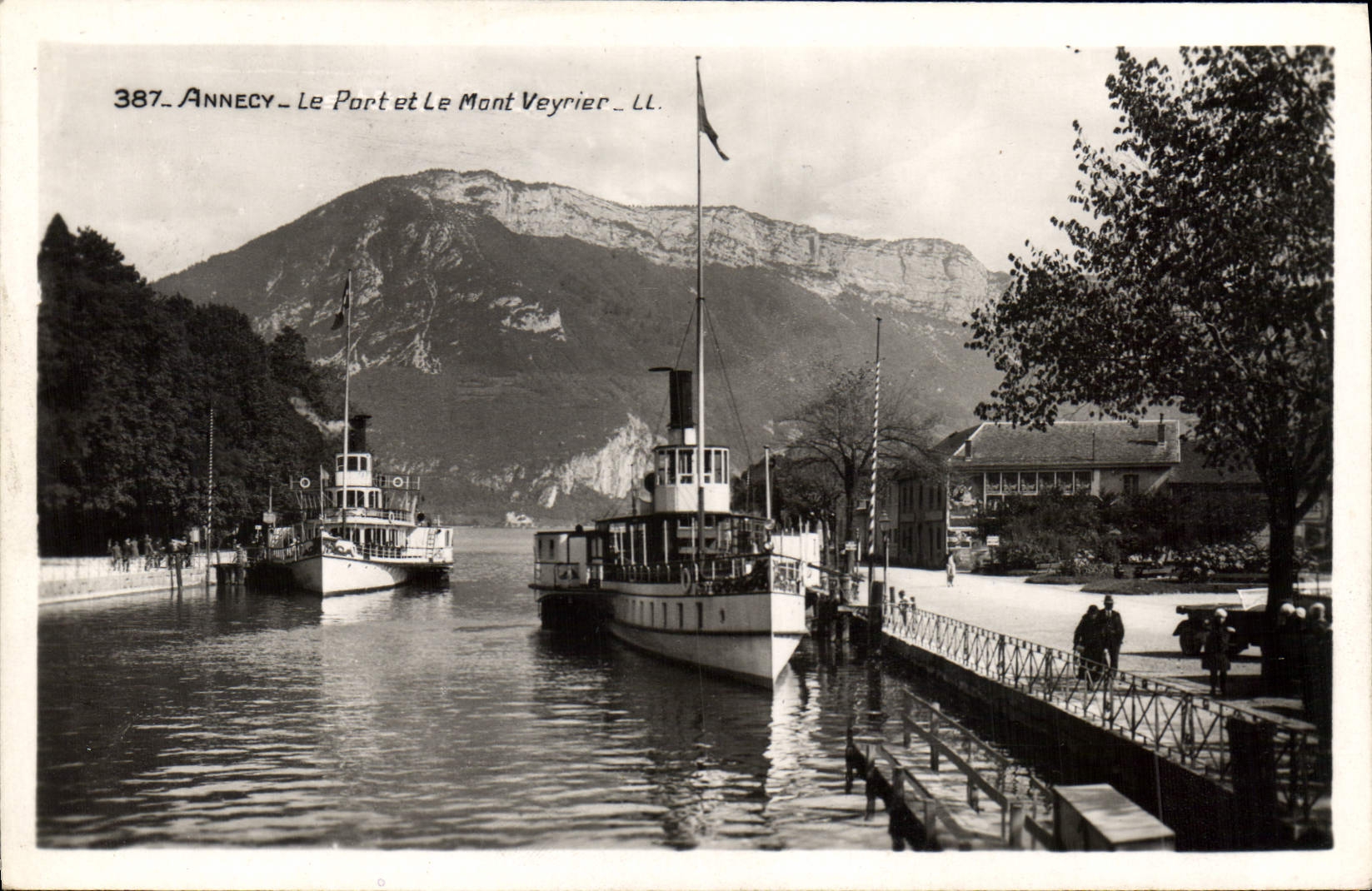 CPA Annec Le Port et le Mont Veyrier Bateaux