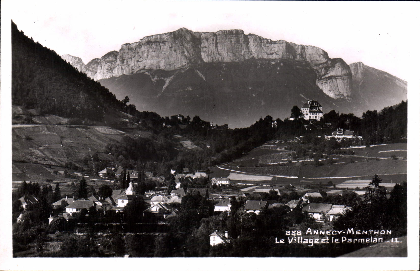 CPA Annecy Menthon Le Village et le Parmelan 