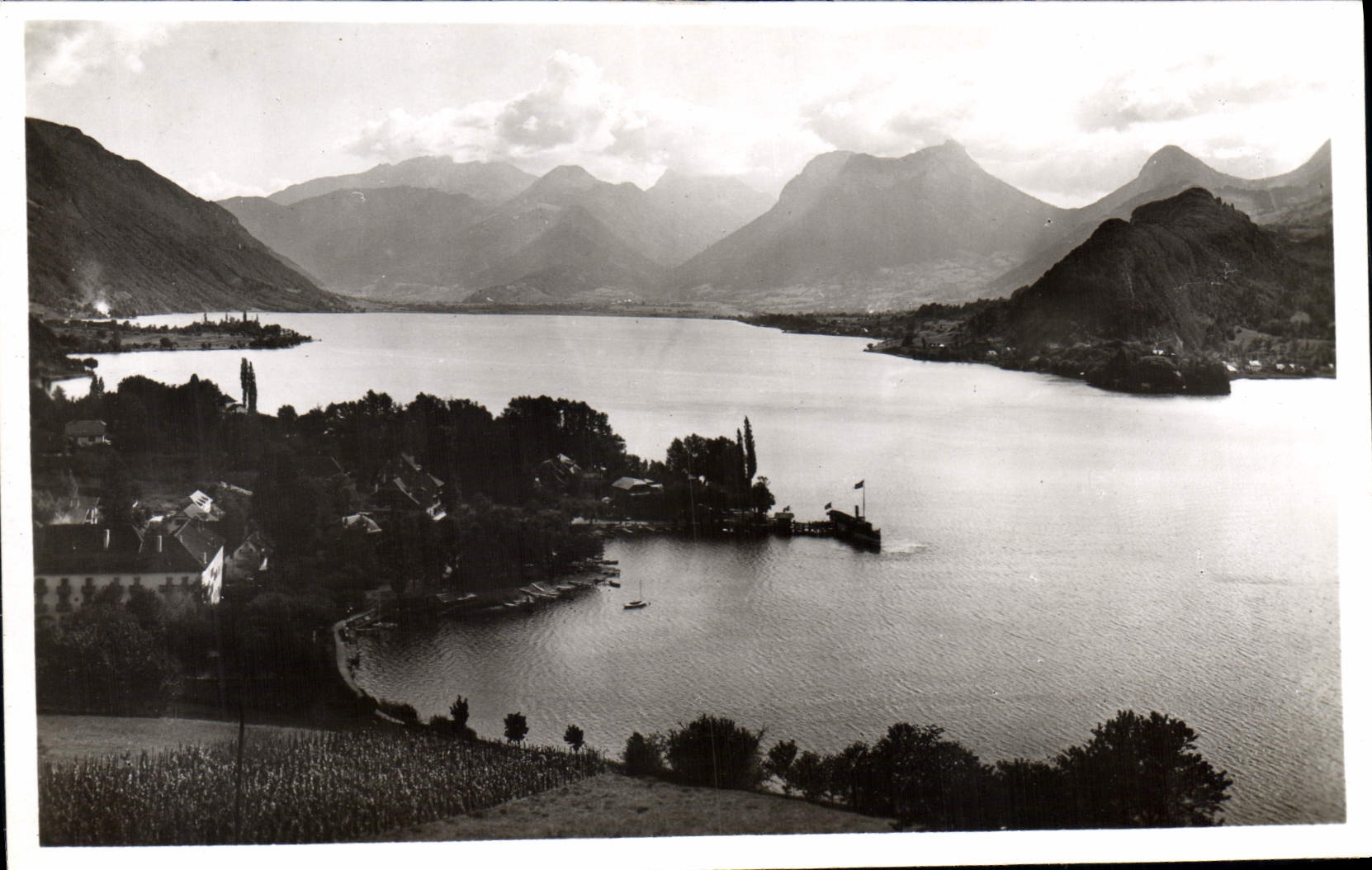 CPA Annecy Le petit lac Talloires Dans le fond le massif des Bauges 