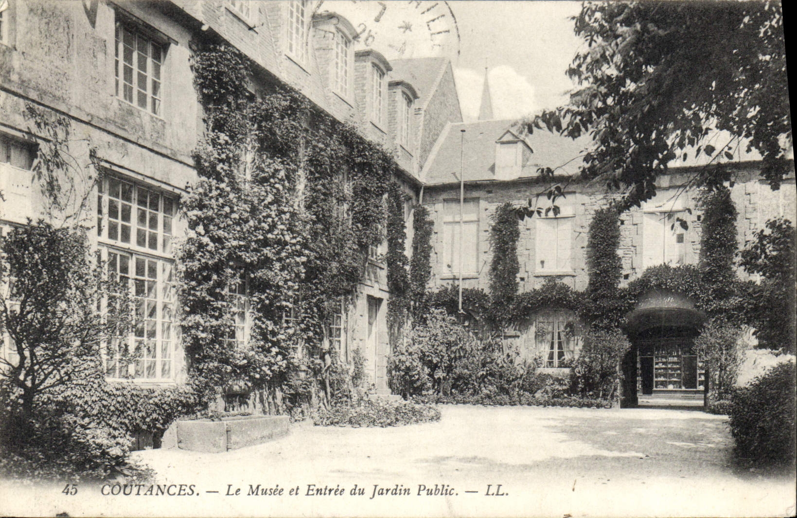 CPA Coutances Le Musee et Entree du Jardin Public 