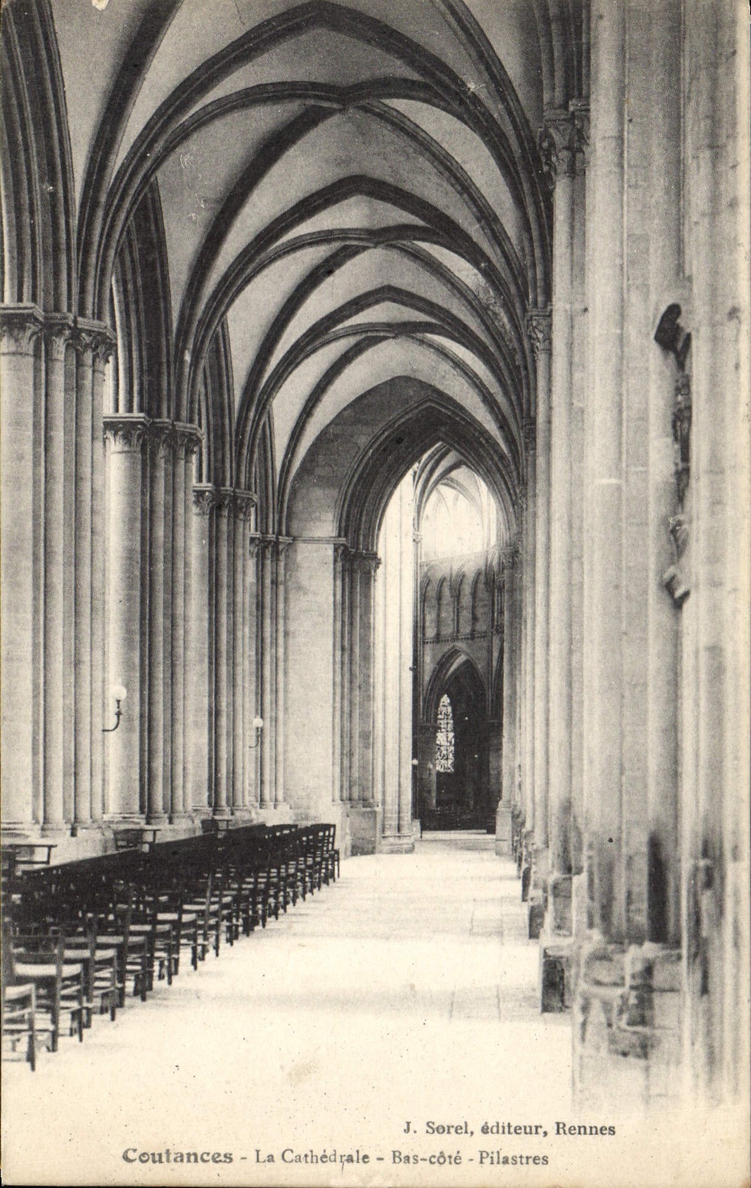 CPA Coutances La Cathedrale Bas cote Pilastres