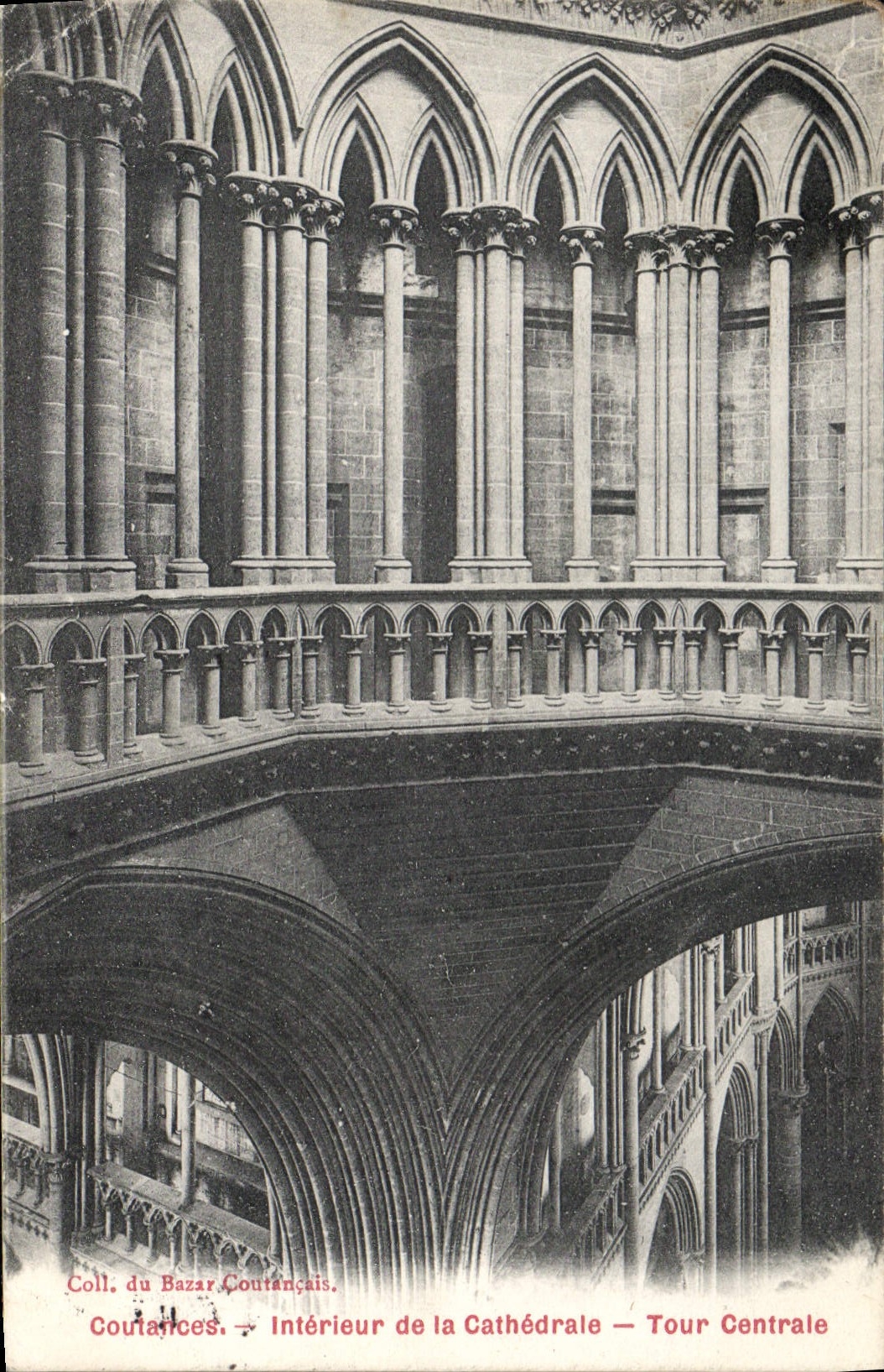 CPA Coutances Interieur de la Cathedrale Tour Centrale
