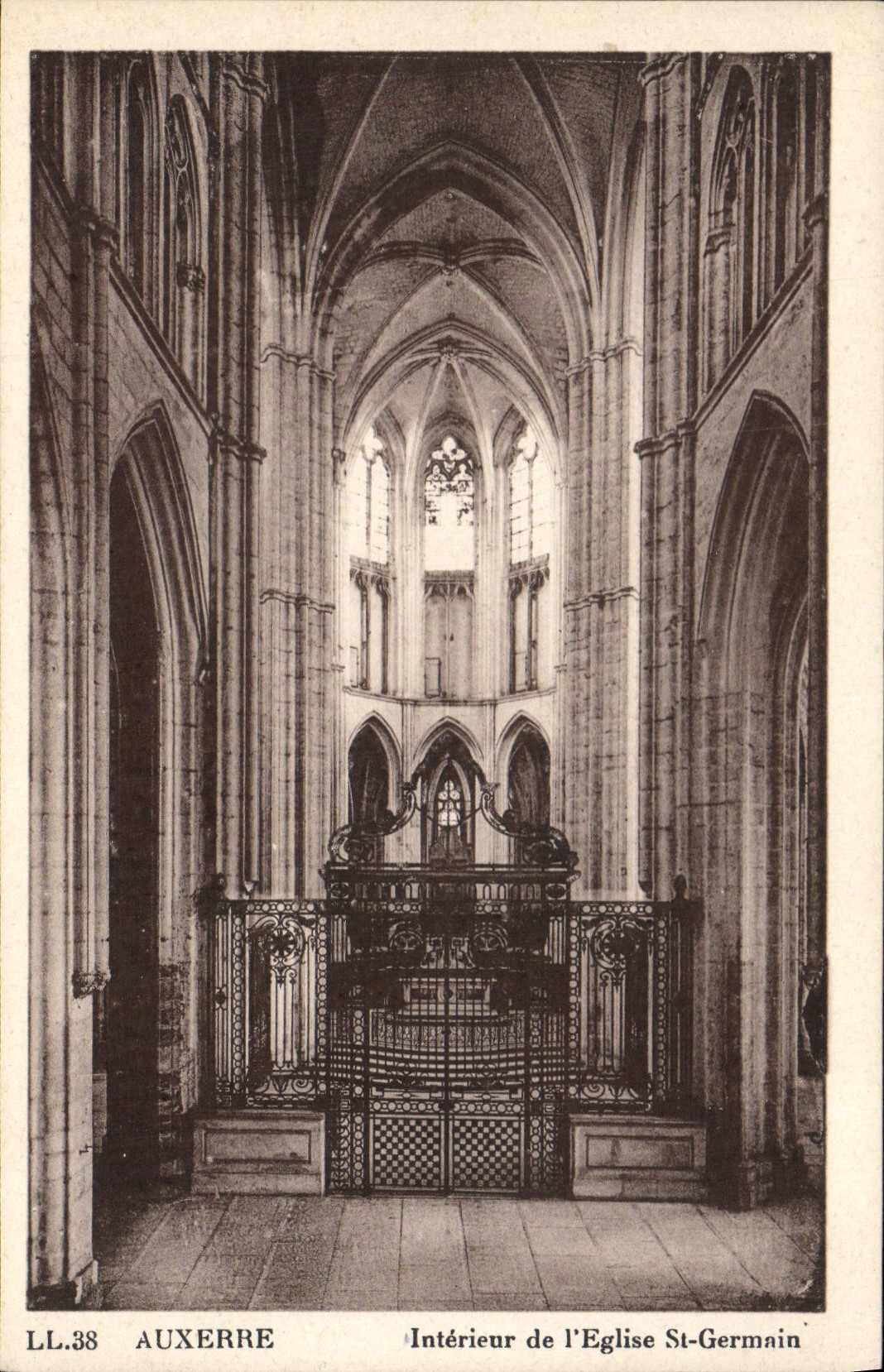 CPA Auxerre Interieur de l'Eglise St Germain 