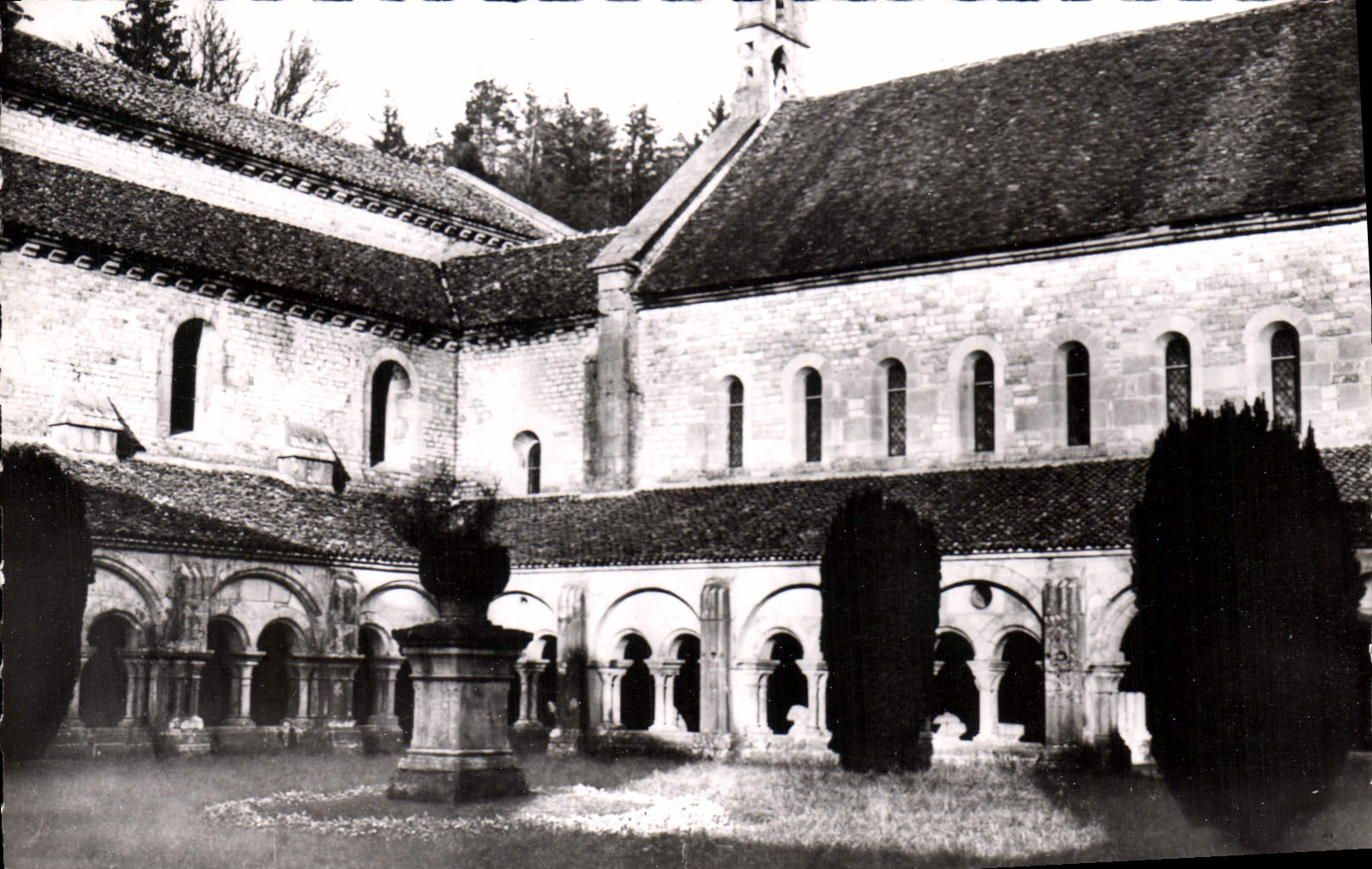 CPA Abbaye de Fontenay Interieur du Cloitre