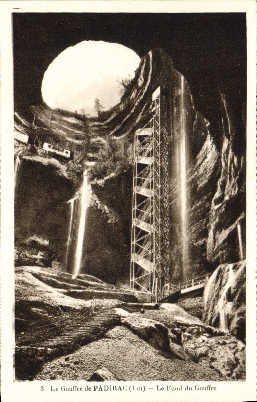 CPA Le Gouffre de Padirac Lot le fond du Gouffre