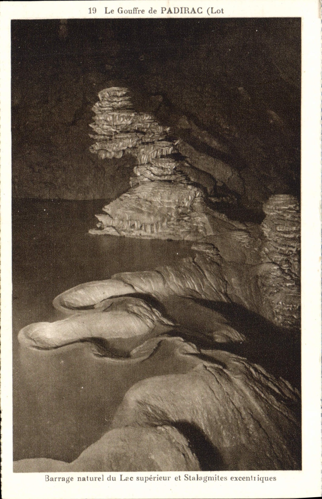 CPA Le Gouffre de Padirac Lot Barrage naturel du Lac superieur et Stalagmites excentriques