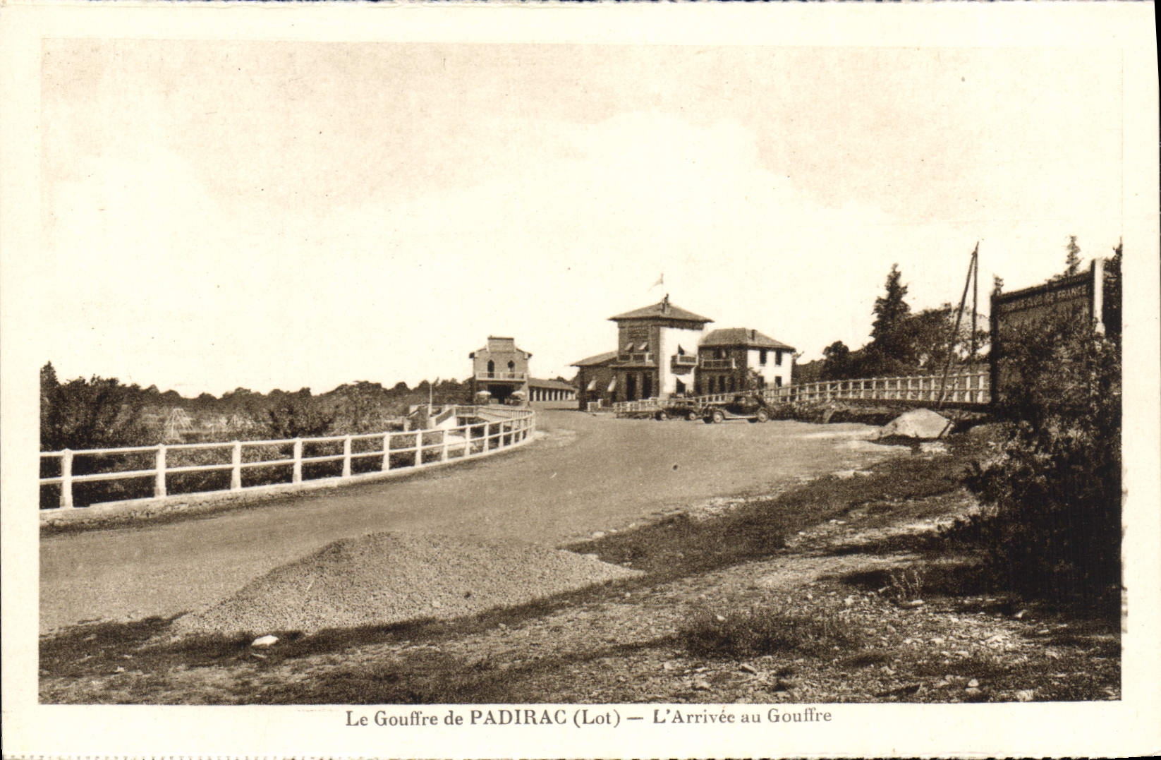 CPA Le Gouffre de Padirac Lot l'Arrivee au Gouffre