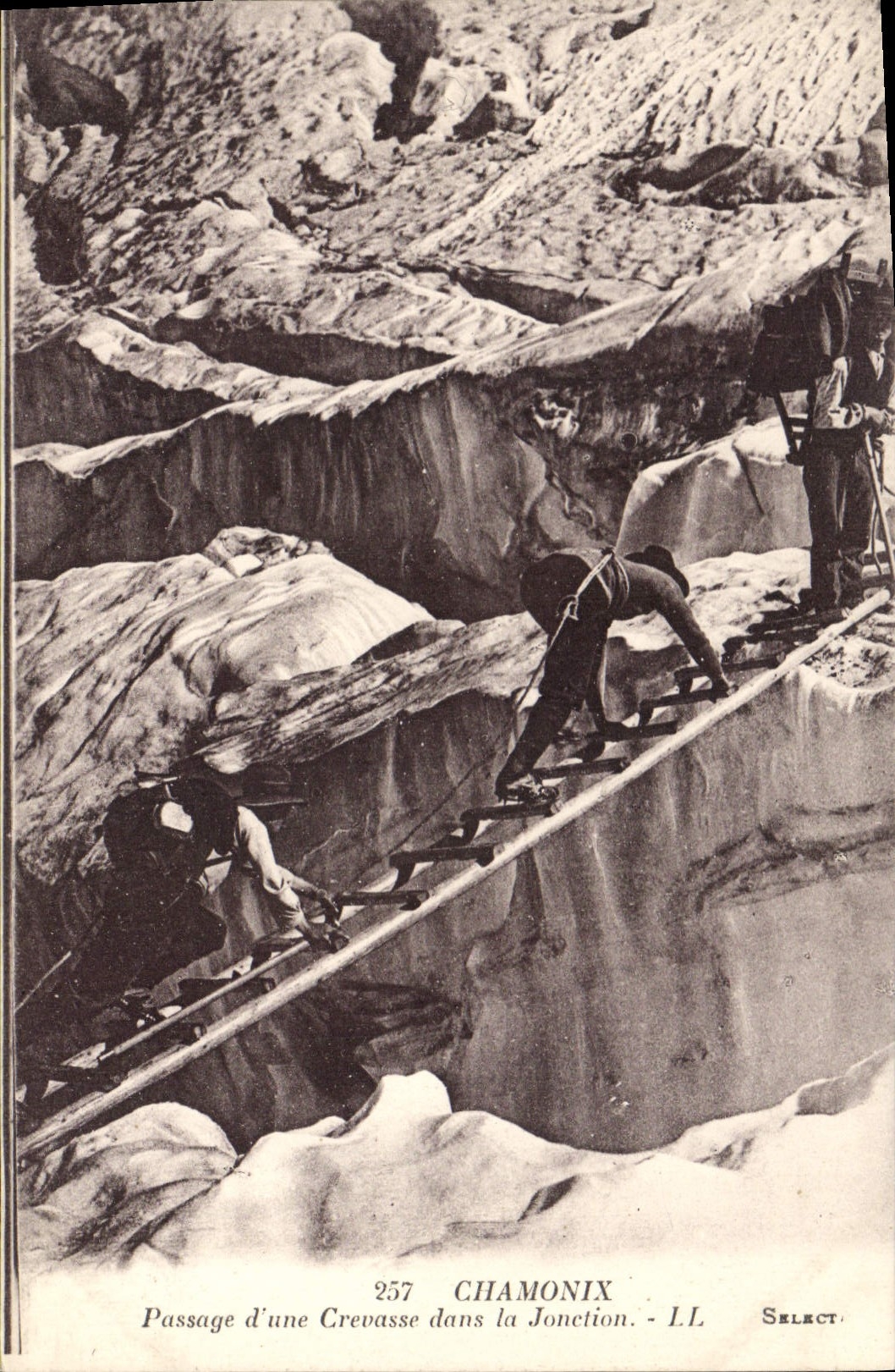 CPA Chamonix Passage d'Une Crevasse dans la Jonction Alpinisme