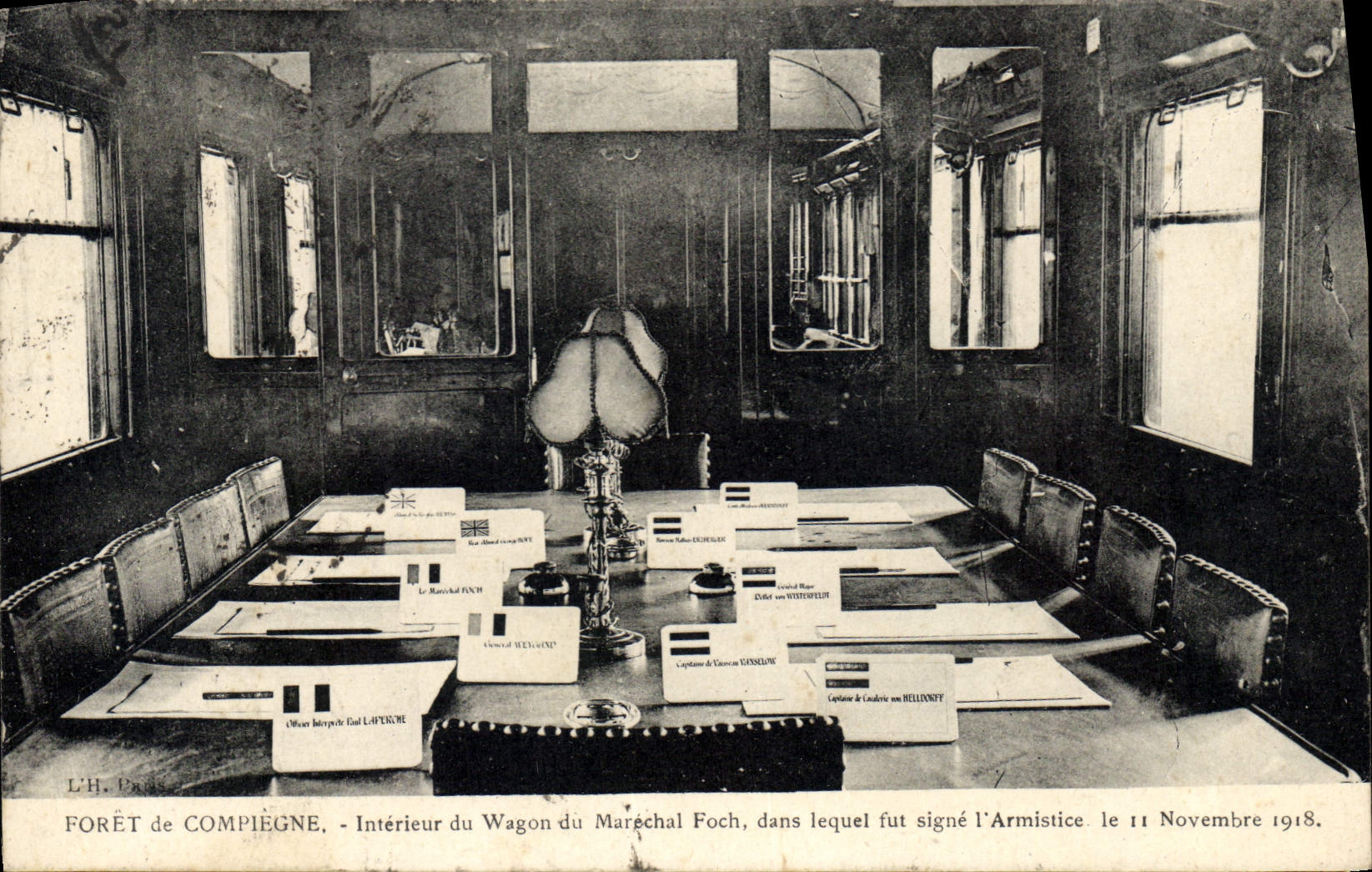 CPA Foret de Compiegne interieur du Wagon du Marechal Foch dans lequel fut signe l'Armistice le 11 N