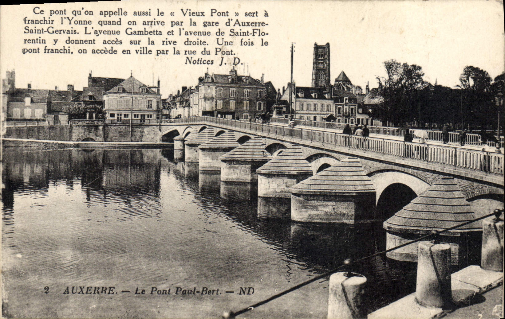 CPA Auxerre le Pont Paul Bert ce pont qu'on apelle aussi le Vieux Pont sert a Franchire l'Yonne quan