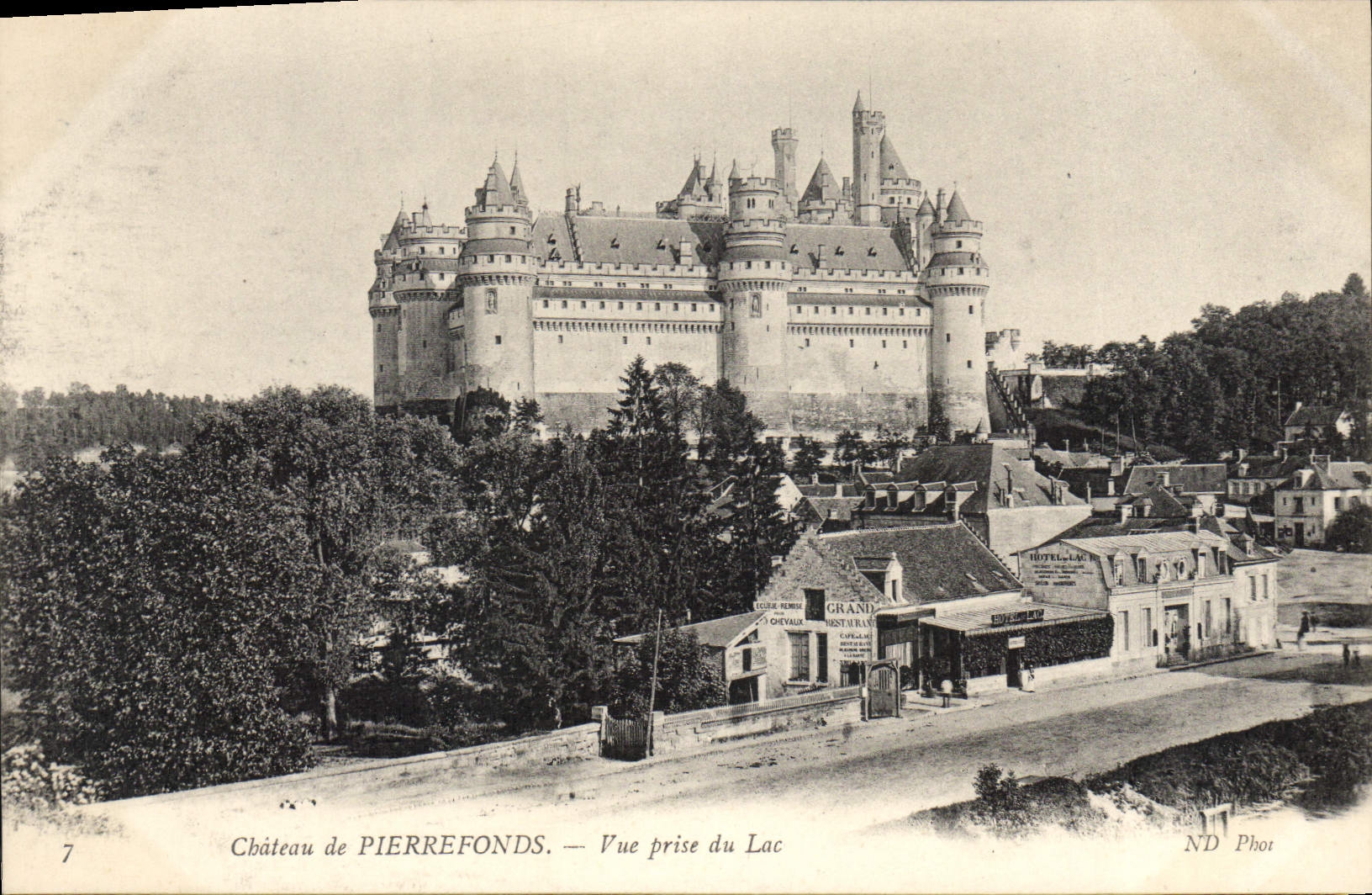CPA Chateau de Pierrefonds Vue prise du Lac 