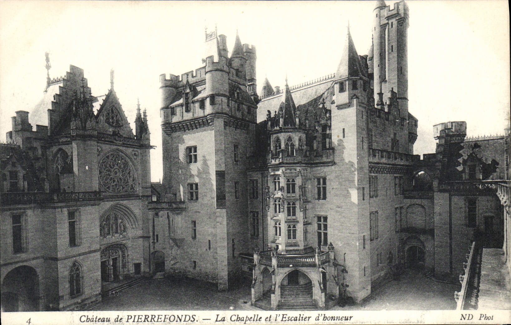 CPA Chateau de Pierrefonds la Chapelle et l'Escalier d'Honneur 