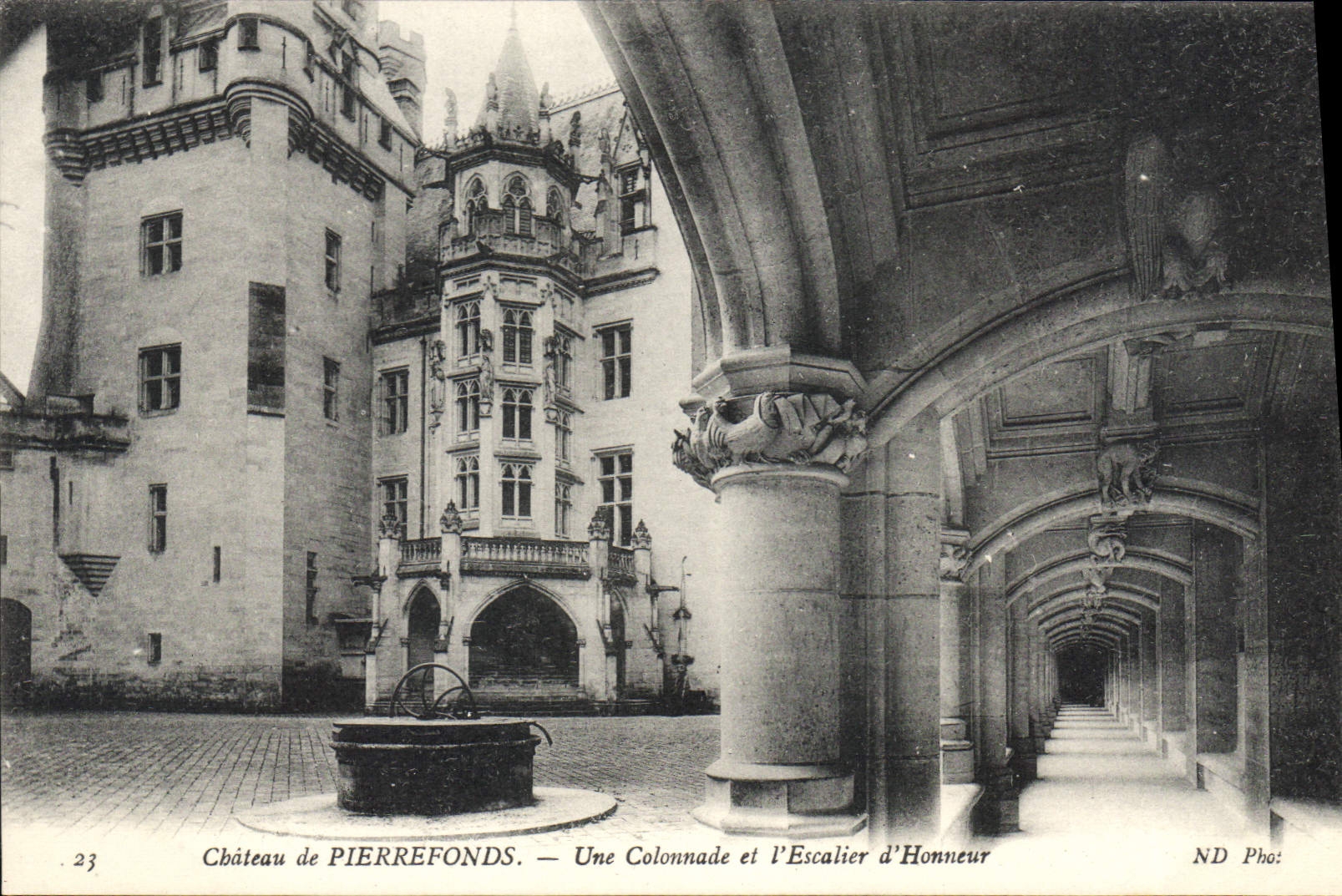 CPA Chateau de Pierrefonds une Colonnade et l'Escalier d'Honneur 
