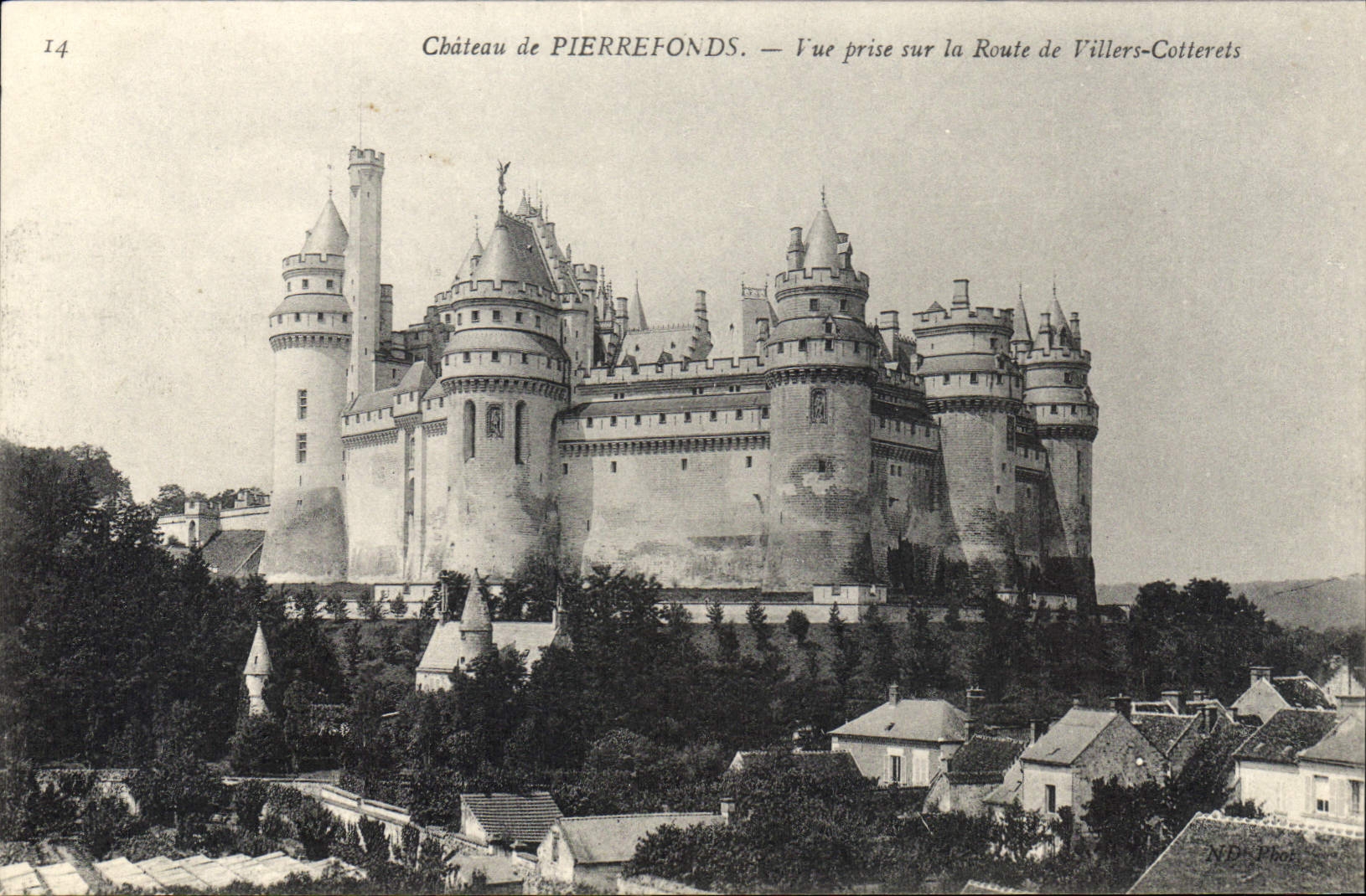 CPA Chateau de Pierrefonds vue prise sur la Route de Villers Cotterets 